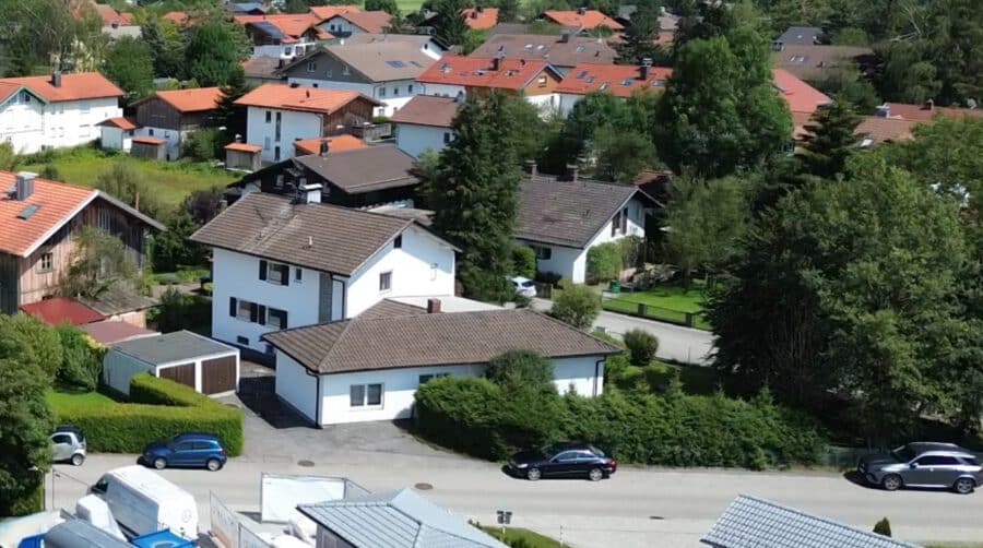 Sonniges EFH mit großzügigem Anbau, Bergblick & Ausbaureserve - Ansicht von hinten