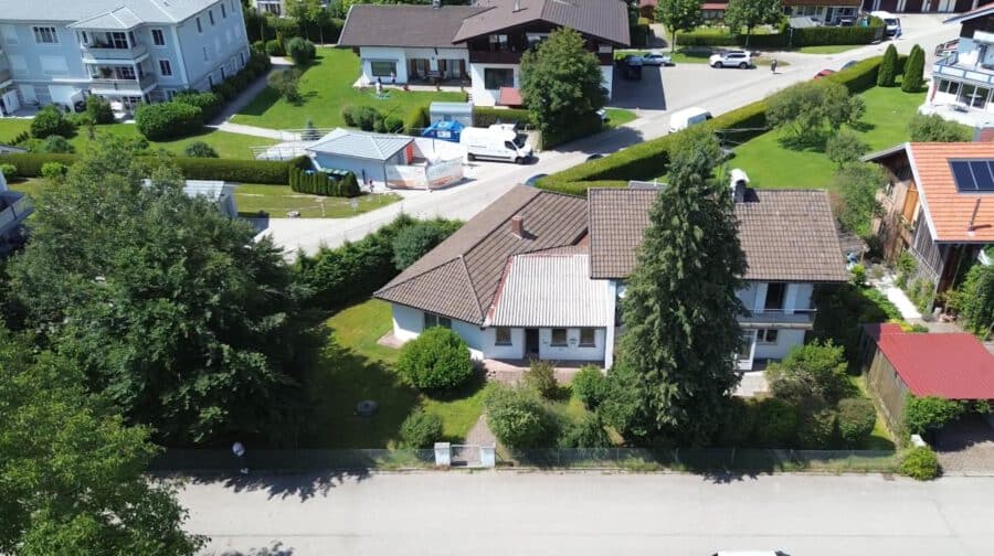 Sonniges EFH mit großzügigem Anbau, Bergblick & Ausbaureserve - Ansicht von vorne