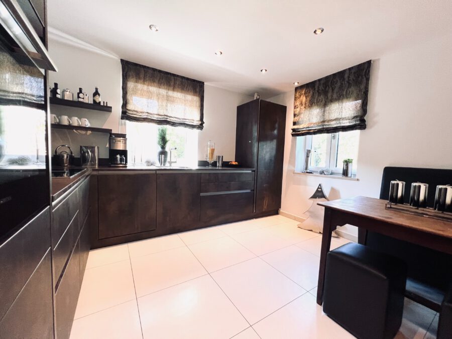 Gehobene Doppelhaushälfte mit traumhaftem Seeblick - Küche