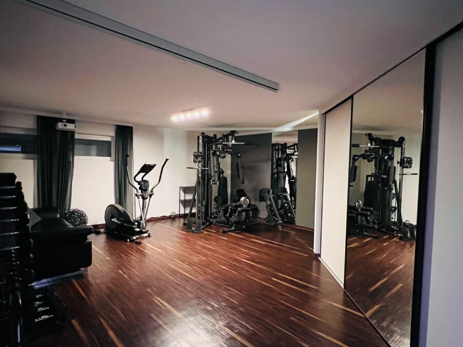Gehobene Doppelhaushälfte mit traumhaftem Seeblick - Fitnessraum