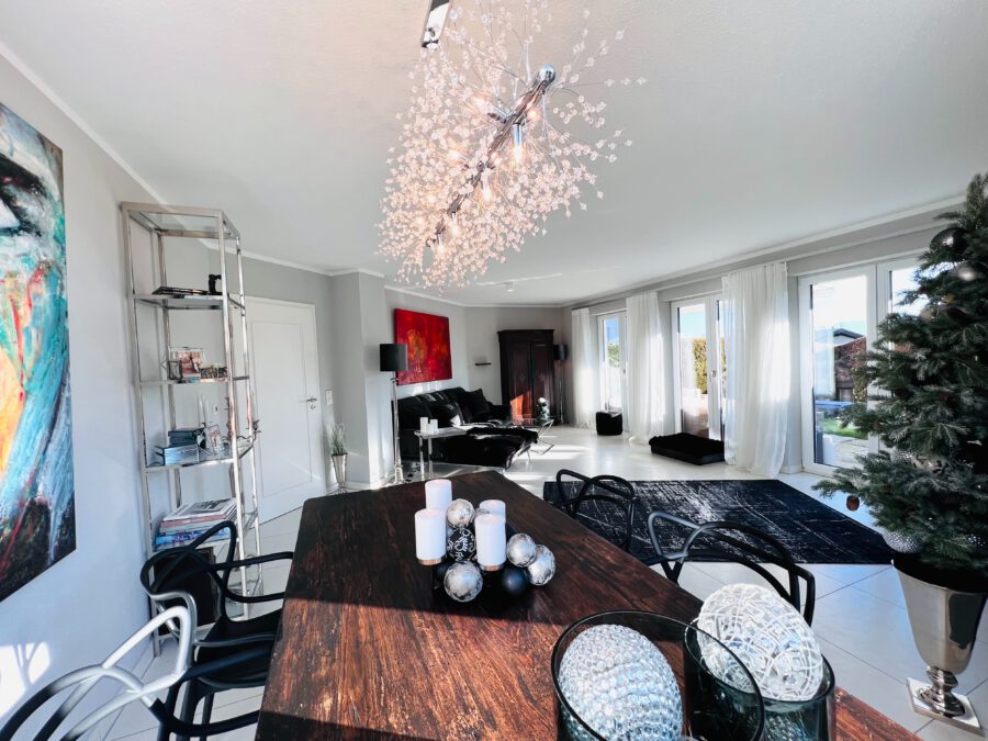 Gehobene Doppelhaushälfte mit traumhaftem Seeblick - Essbereich