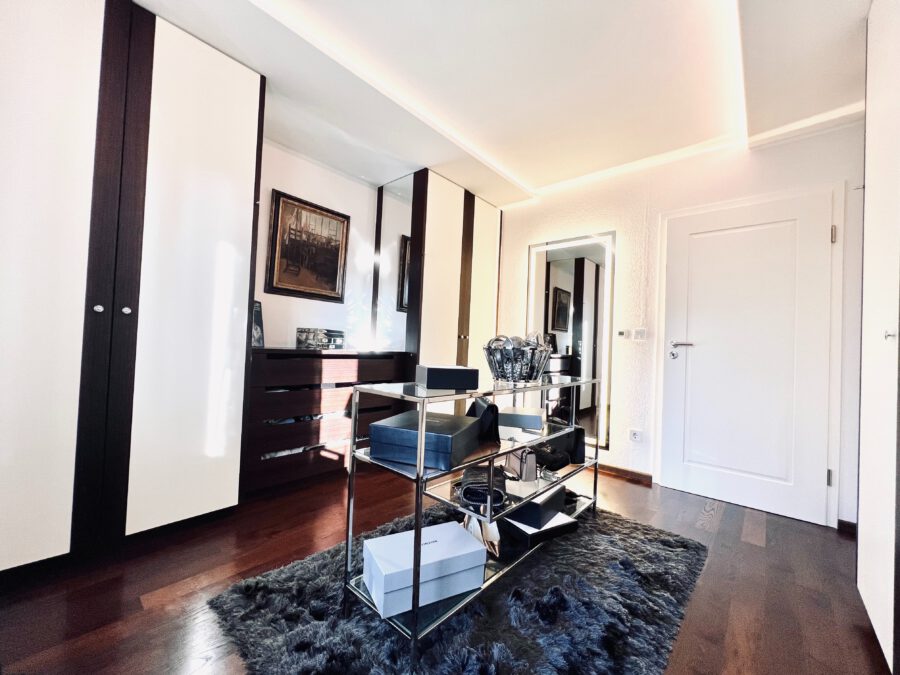 Gehobene Doppelhaushälfte mit traumhaftem Seeblick - Ankleidezimmer