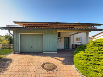 Charmantes Architektenhaus mit Gartenidylle in ruhiger Lage von Tacherting, 83342 Tacherting, Einfamilienhaus