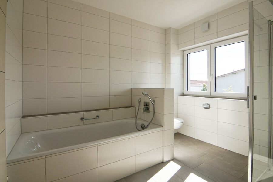 VERMIETET - September 2020: Eindrucksvolles Gewerbeobjekt mit Büro und Wohneinheit - induviduelle Nutzungsmöglichkeiten - Bad in der Wohneinheit
