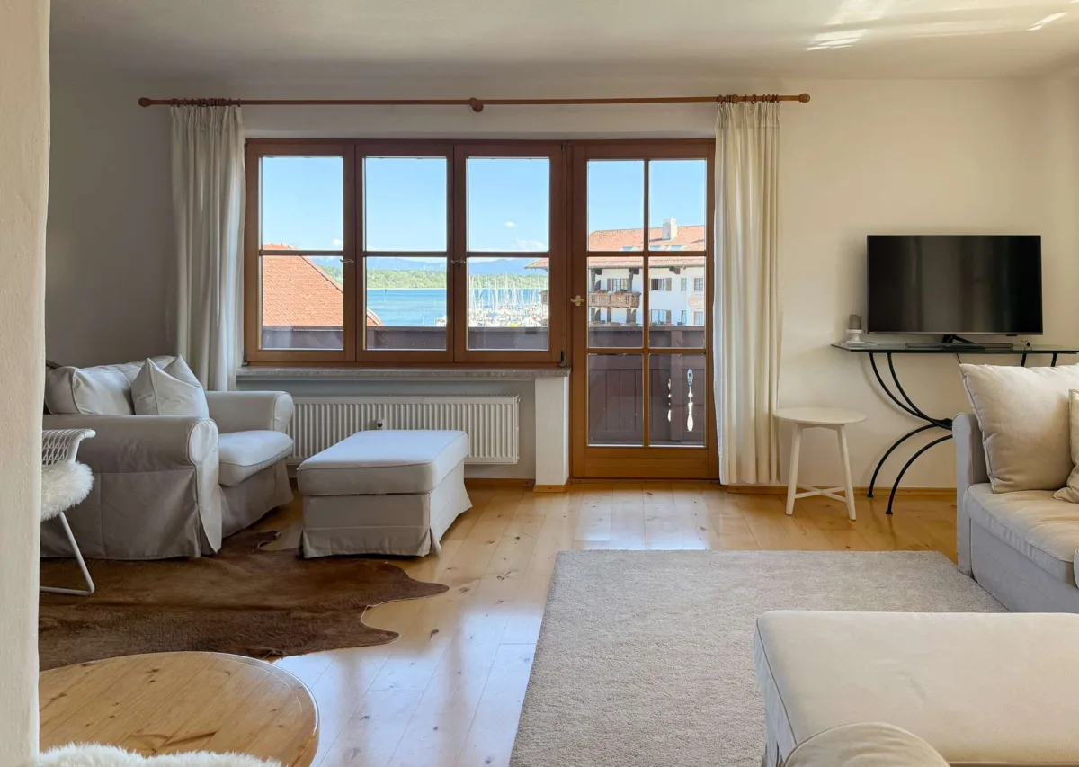 Wohnzimmer mit Seeblick