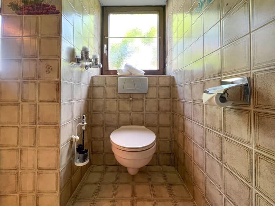 3-Zi.-Erdgeschosswohnung mit viel Potential in attraktiver Lage - Toilette im Badezimmer