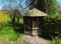 liebevoll gestalteter Holzpavillon mit integriertem Sitzbereich