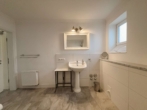 BADEZIMMER - Stilvolle Großzügigkeit mit Chiemsee-Blick – verbundene Erdgeschosswohnung in Bestlage