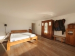 SCHLAFZIMMER - Stilvolle Großzügigkeit mit Chiemsee-Blick – verbundene Erdgeschosswohnung in Bestlage