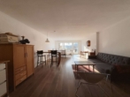 WOHNBEREICH - Stilvolle Großzügigkeit mit Chiemsee-Blick – verbundene Erdgeschosswohnung in Bestlage
