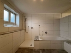 BADEZIMMER - Stilvolle Großzügigkeit mit Chiemsee-Blick – verbundene Erdgeschosswohnung in Bestlage