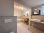 BADEZIMMER - Stilvolle Großzügigkeit mit Chiemsee-Blick – verbundene Erdgeschosswohnung in Bestlage