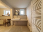 BADEZIMMER - Stilvolle Großzügigkeit mit Chiemsee-Blick – verbundene Erdgeschosswohnung in Bestlage