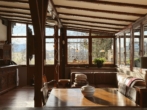 WOHNBEREICH - Stilvolle Großzügigkeit mit Chiemsee-Blick – verbundene Erdgeschosswohnung in Bestlage