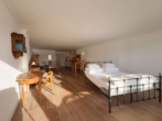 SCHLAFBEREICH - Stilvolle Großzügigkeit mit Chiemsee-Blick – verbundene Erdgeschosswohnung in Bestlage