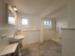 BADEZIMMER - Stilvolle Großzügigkeit mit Chiemsee-Blick – verbundene Erdgeschosswohnung in Bestlage