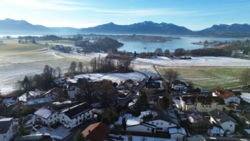 Stilvolle Großzügigkeit mit Chiemsee-Blick – verbundene Erdgeschosswohnung in Bestlage, 83254 Breitbrunn, Erdgeschosswohnung