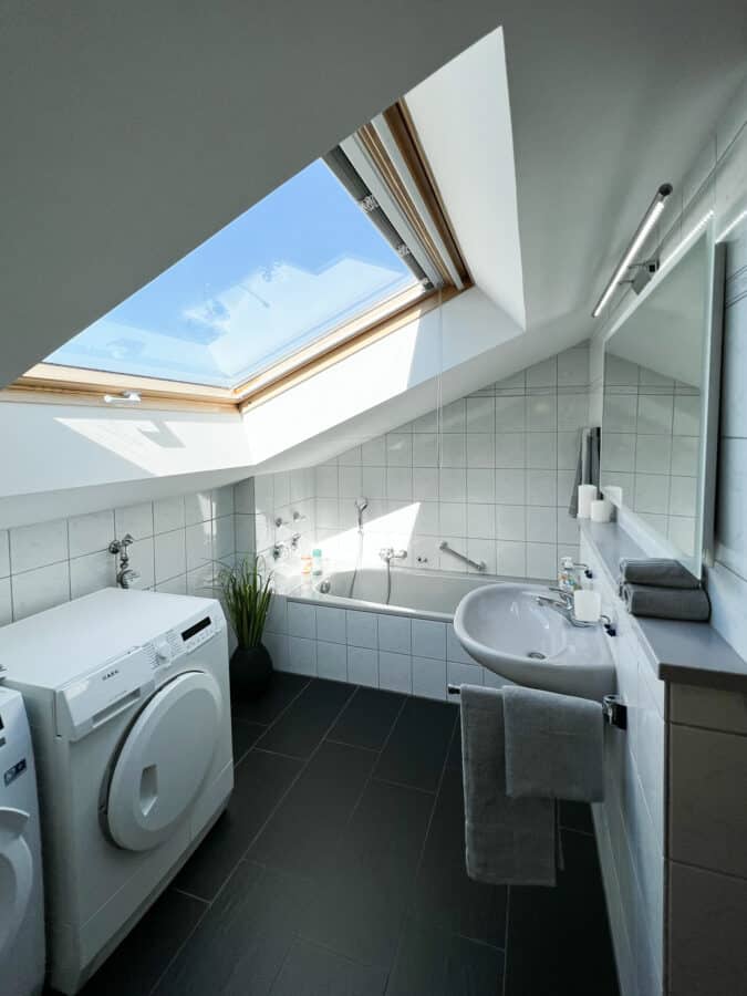 Helle 4-Zi.-Whg. auf 2 Etagen und Doppelgarage - Perfekt für Familien und Heimwerker - Badezimmer 2. OG