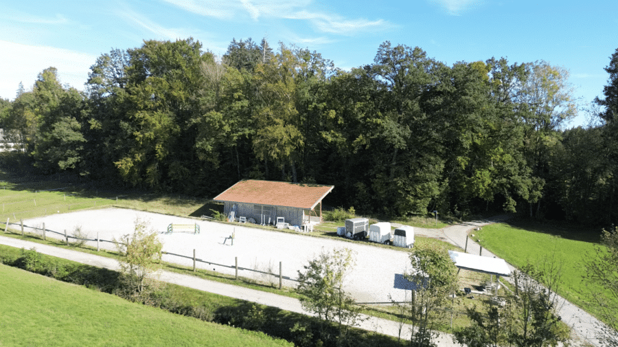 Reithof mit Reithalle und Wohnhaus in ruhiger Lage zum Naturschutzgebiet - Außenreitplatz