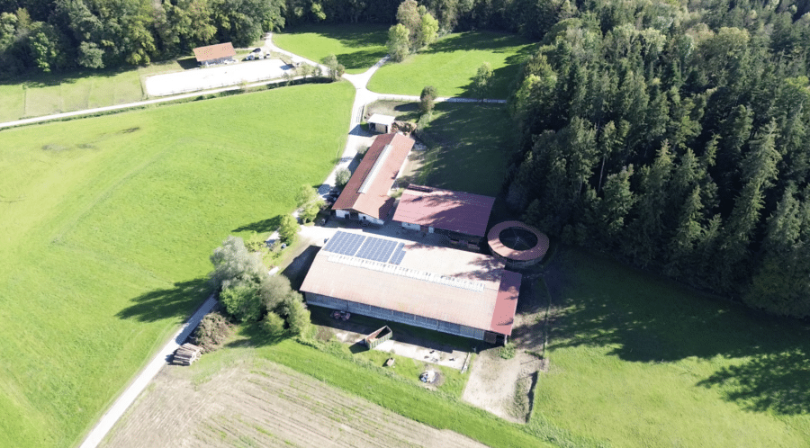 Reithof mit Reithalle und Wohnhaus in ruhiger Lage zum Naturschutzgebiet - Luftbild