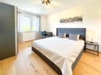 Schlafzimmer 2 - Verkauf gegen Gebot – Kernsaniertes EFH mit See- und Bergblick, Chiemseeperle sucht neuen Besitzer!
