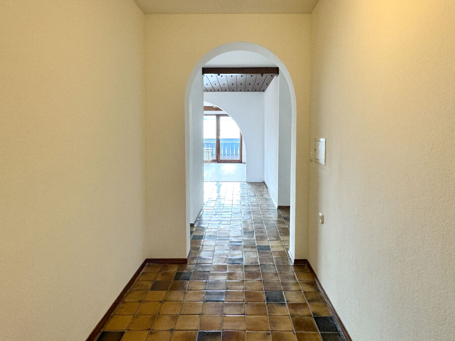 Helle 2-Zi.-Whg. mit Bergblick und umlaufendem Balkon – Wohnpotenzial in TOP Lage - Eingangsbereich