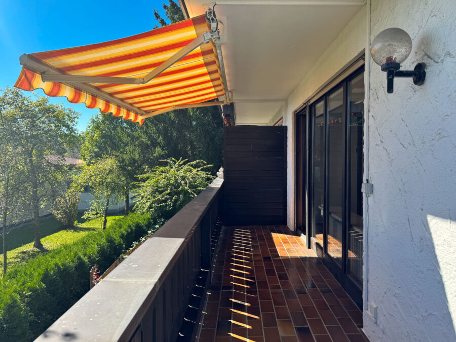 Helle 2-Zi.-Whg. mit Bergblick und umlaufendem Balkon – Wohnpotenzial in TOP Lage - Balkon Südseite