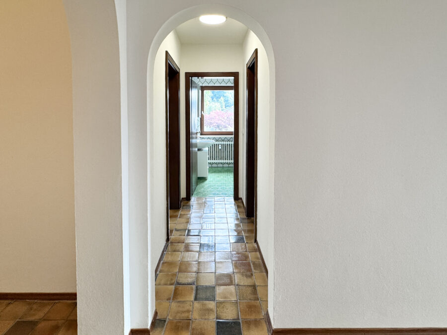 Helle 2-Zi.-Whg. mit Bergblick und umlaufendem Balkon – Wohnpotenzial in TOP Lage - Flur