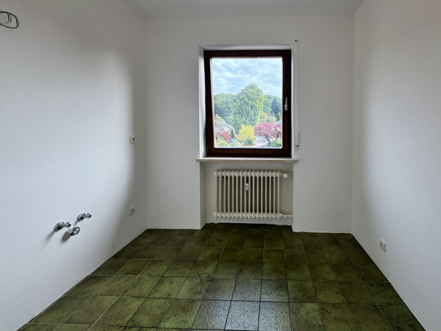 Helle 2-Zi.-Whg. mit Bergblick und umlaufendem Balkon – Wohnpotenzial in TOP Lage - Küche