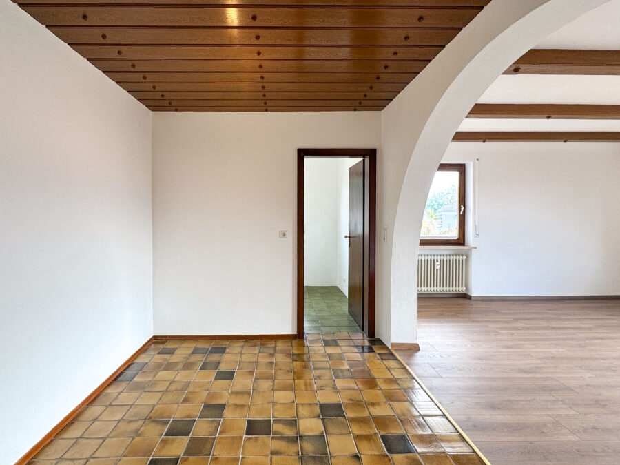 Helle 2-Zi.-Whg. mit Bergblick und umlaufendem Balkon – Wohnpotenzial in TOP Lage - Essbereich (Wand zur Küche kann geöffnet werden)