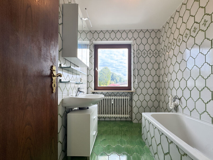 Helle 2-Zi.-Whg. mit Bergblick und umlaufendem Balkon – Wohnpotenzial in TOP Lage - Retrobadezimmer