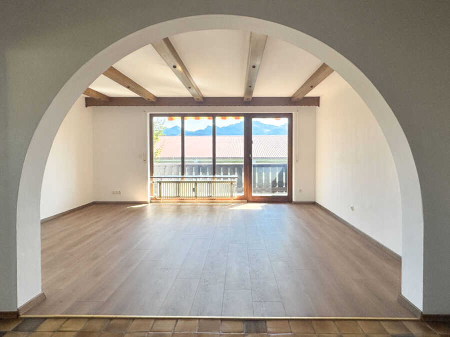 Helle 2-Zi.-Whg. mit Bergblick und umlaufendem Balkon – Wohnpotenzial in TOP Lage - Wohnzimmer mit Bergblick