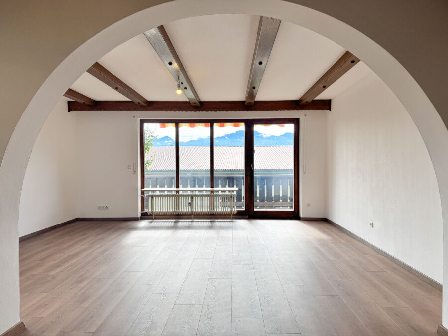 Helle 2-Zi.-Whg. mit Bergblick und umlaufendem Balkon – Wohnpotenzial in TOP Lage - Wohnzimmer mit Bergblick