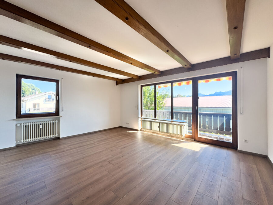 Helle 2-Zi.-Whg. mit Bergblick und umlaufendem Balkon – Wohnpotenzial in TOP Lage - Wohnzimmer