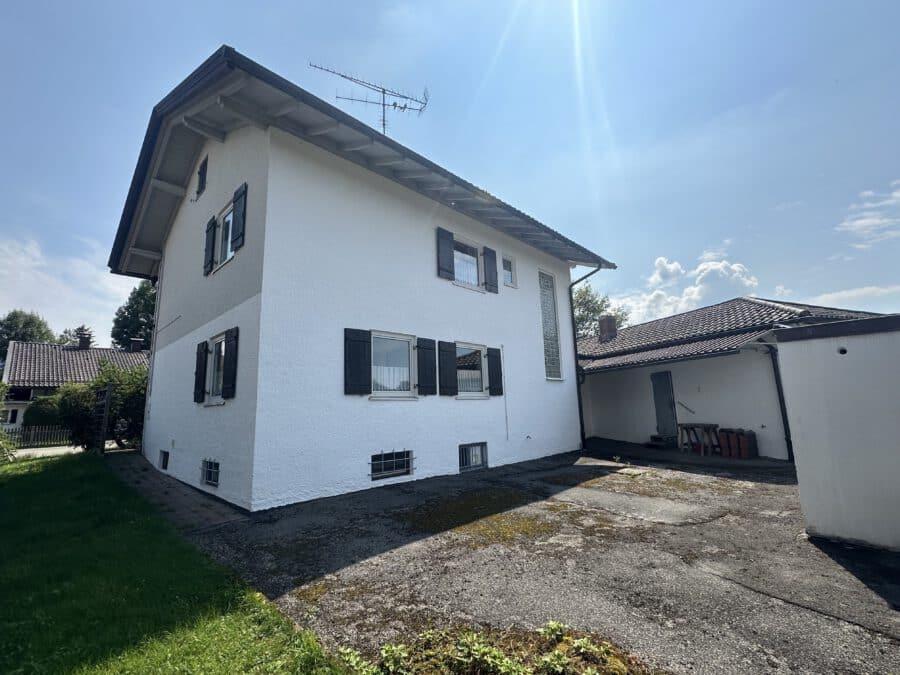 Sonniges Eckgrundstück in bester Lage mit Bergblick & Altbestand - Innenhof