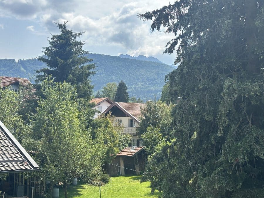 Sonniges Eckgrundstück in bester Lage mit Bergblick & Altbestand - Blick vom Balkon