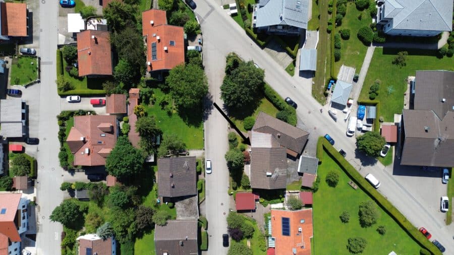 Sonniges Eckgrundstück in bester Lage mit Bergblick & Altbestand - GST von oben