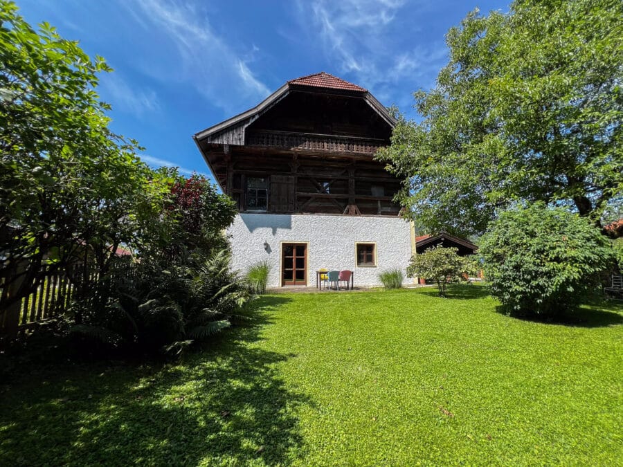 Charmantes Zweifamilienhaus im Herzen von Grassau – Denkmalgeschütztes Juwel mit Geschichte und Charme - Hausansicht und Garten