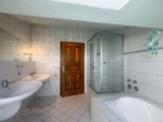 Badezimmer - Vielseitige Dachgeschosswohnung mit liebevollen Details eines historischen Bauernhauses