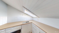 KÜCHE KI-GESTÜTZTE RÄUMUNG - Nur wenige Gehminuten vom Zentrum Prien am Chiemsee entfernt – Dachgeschosswohnung mit Balkon