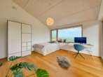 Schlafzimmer Süd-Ost OG - Exklusives Einfamilienhaus am Chiemsee – mit Pool, Seeblick und Alpenpanorama