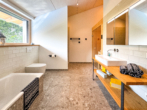 Badezimmer en Suite OG - Exklusives Einfamilienhaus am Chiemsee – mit Pool, Seeblick und Alpenpanorama