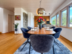 Essbereich mit Blick zur Küche - Exklusives Einfamilienhaus am Chiemsee – mit Pool, Seeblick und Alpenpanorama