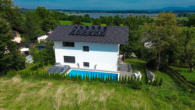 Ansicht von Westen - Exklusives Einfamilienhaus am Chiemsee – mit Pool, Seeblick und Alpenpanorama