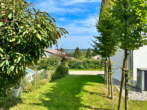 Garten Nordseite mit Seeblick - Exklusives Einfamilienhaus am Chiemsee – mit Pool, Seeblick und Alpenpanorama