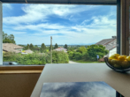 Ausblick von der Kochinsel - Exklusives Einfamilienhaus am Chiemsee – mit Pool, Seeblick und Alpenpanorama