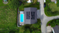 Drohnenaufnahme - Exklusives Einfamilienhaus am Chiemsee – mit Pool, Seeblick und Alpenpanorama