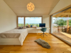 Schlafzimmer Süd-Ost - Exklusives Einfamilienhaus am Chiemsee – mit Pool, Seeblick und Alpenpanorama