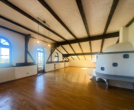 Wohnraum mit Zugang zum Balkon - Vielseitige Dachgeschosswohnung mit liebevollen Details eines historischen Bauernhauses