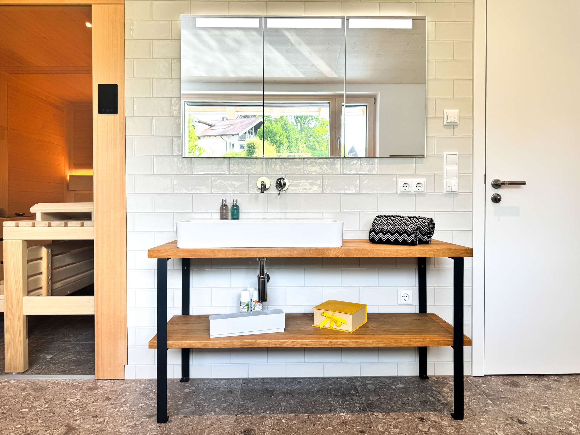 Waschtisch und versenkter Spiegelschrank